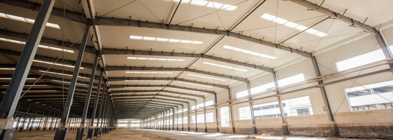 Interior de construccion con techo de panel galvatecho destacada