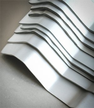 Pila de láminas de PVC tricapa en exhibición